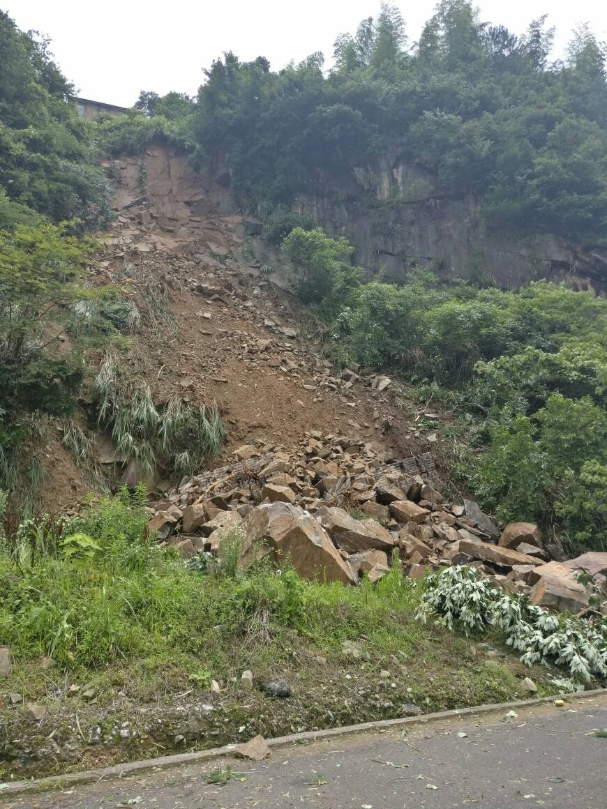 巧英水库大坝右侧出现塌方,请来往车辆注意安全