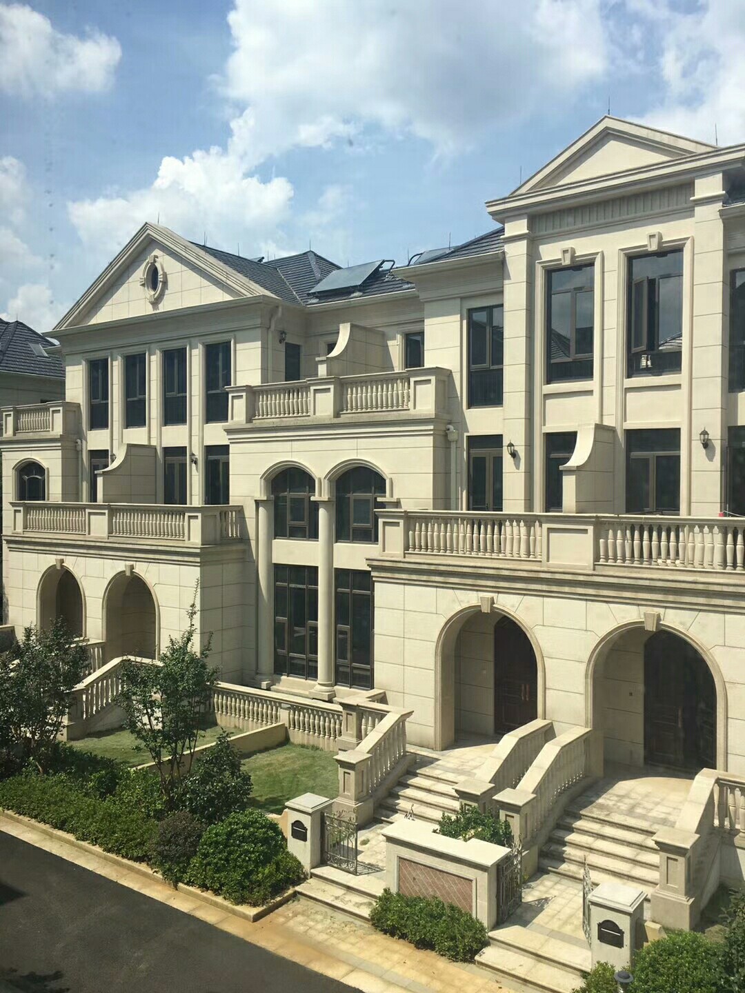 珑源一品 别墅排房350平方 大花园边套305万出售